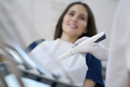 TRIOS-5_Lifestyle-Photo_Hand-holding-T5-with-sleeve-1-green_7952x5304_2022-416x277