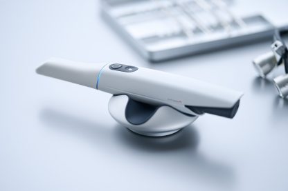 TRIOS-5_Lifestyle-Photo_T5-in-pod-blue_7952x5304_2022-416x277