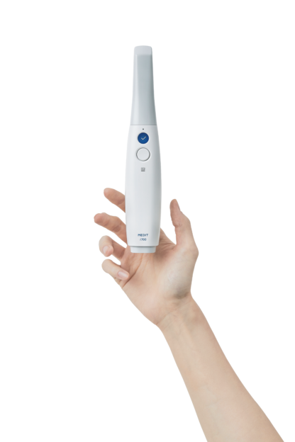 i700_With-hand-416x624